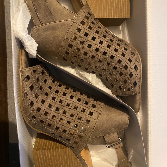 Maurice’s Wedge Heel - Picture 1 of 4